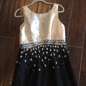 Stunning Kay Unger ivory black beaded high low